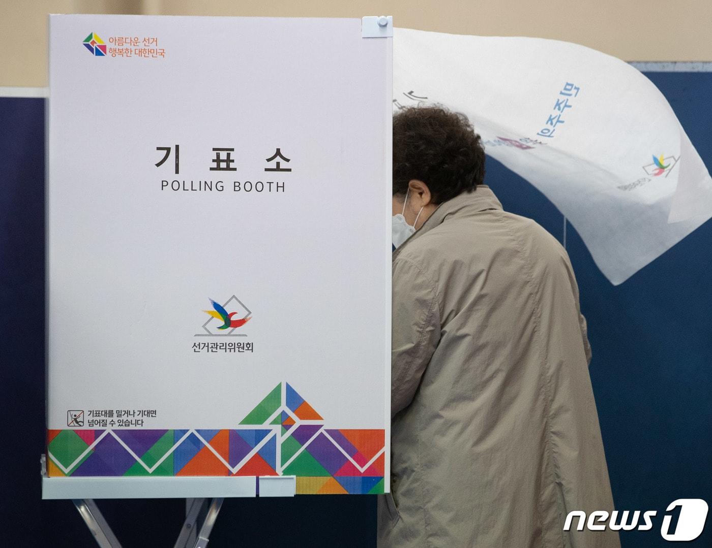 본문 이미지 - 4·7 재보궐선거 투표일인 7일 오후 서울 강남구 단대부고에 마련된 대치1동 제1투표소를 찾은 시민들이 소중한 한표를 행사하고 있다. 2021.4.7/뉴스1 ⓒ News1 이재명 기자