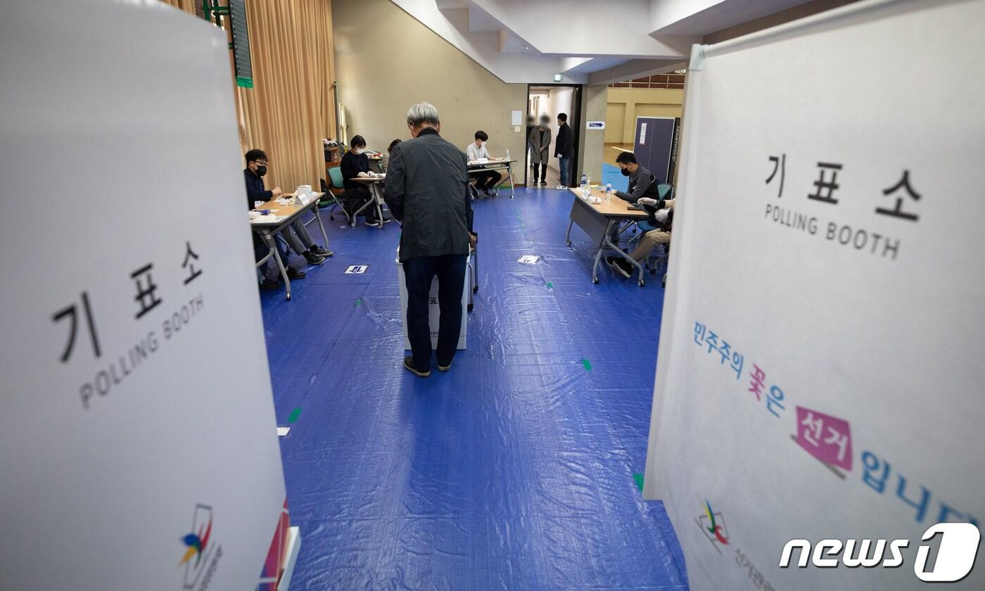 본문 이미지 - 4·7 재보궐선거 투표일인 7일 오후 서울 강남구 단대부고에 마련된 대치1동 제1투표소를 찾은 시민들이 소중한 한표를 행사하고 있다. 2021.4.7/뉴스1 ⓒ News1 이재명 기자