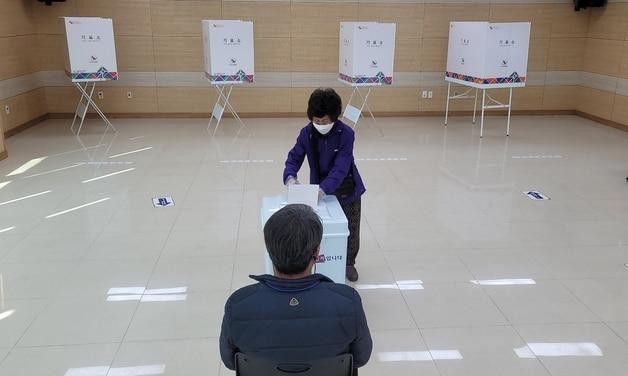 본문 이미지 - 전북 김제시 검산동주민센터 2층에 마련된 제1투표소에서 유권자가 소중한 한표를 행사하고 있다.ⓒ 뉴스1