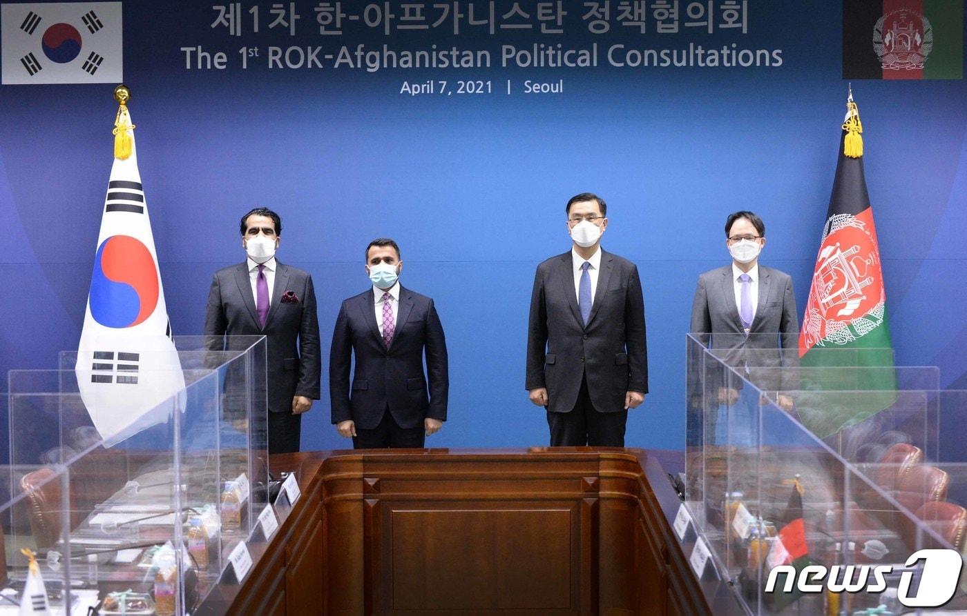 본문 이미지 - 지난 2021년 4월 7일 서울 종로구 도렴동 외교부 청사에서 제1차 한-아프가니스탄 정책협의회가 개최됐다. 사진은 이경철 아프가니스탄·파키스탄 특별대표(오른쪽 두 번째)와 미르와이스 나브 아프가니스탄 외교부 정무차관(왼쪽 두 번째) 등이 기념 촬영을 하고 있는 모습.(외교부 제공)ⓒ뉴스1 ⓒ 뉴스1 노민호 기자