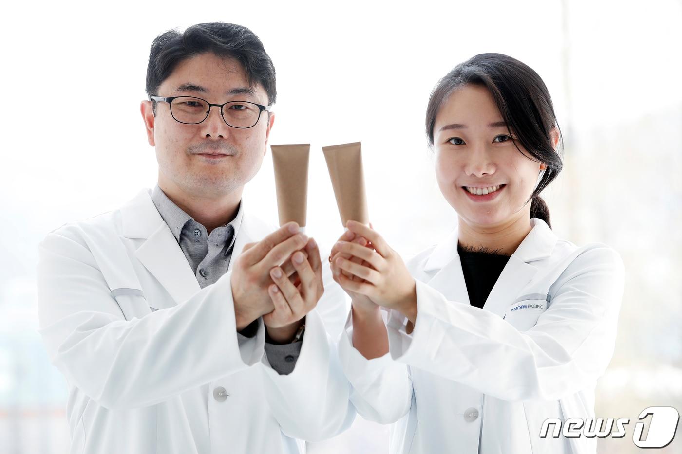 지난 7일 오후 경기 용인시 아모레퍼시픽 기술연구원에서 정해원(왼쪽)·박송은씨가 종이튜브를 들어보이고 있다. 2021.4.7/뉴스1 ⓒ News1 이승배 기자