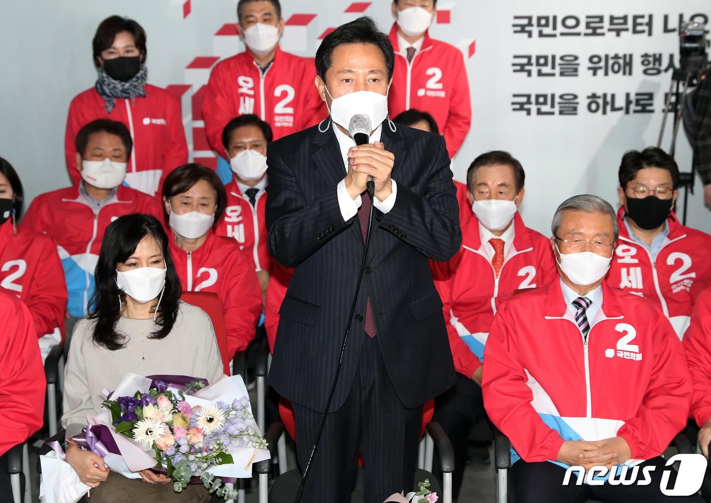 본문 이미지 - 오세훈 국민의힘 서울시장 후보가 8일 새벽 서울 여의도 국민의힘 중앙당사에 마련된 개표상황실에서 당선이 확실해지자 당선 소감을 밝히고 있다. 2021.4.8/뉴스1 ⓒ News1 박세연 기자