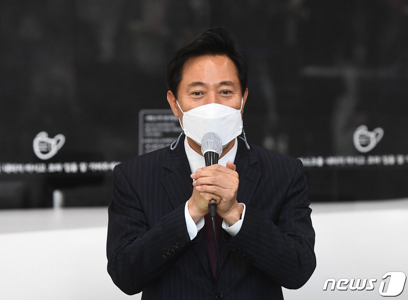 본문 이미지 - 38대 서울특별시장에 당선된 오세훈 시장이 8일 오전 서울시청으로 첫 출근해 소감을 밝히고 있다. 2021.4.8/뉴스1 ⓒ News1 오대일 기자
