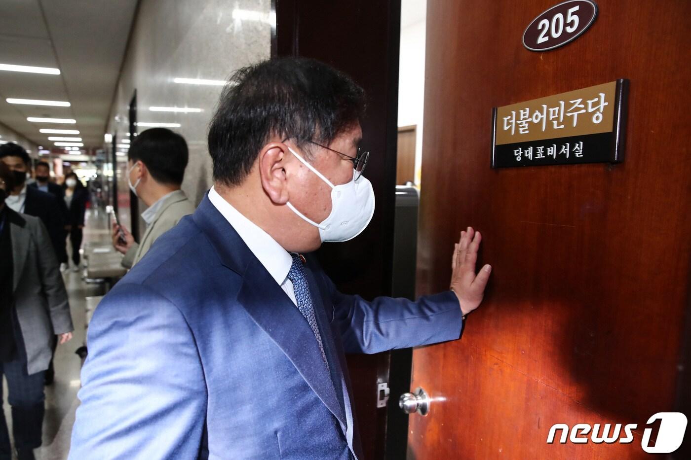 본문 이미지 - 김태년 더불어민주당 대표 직무대행이 8일 오전 서울 여의도 국회로 등원하고 있다. 더불어민주당은 이날 열리는 의원총회에서 4·7재보궐선거 패배에 따른 당 지도부 거취에 대한 결론을 내린다. 2021.4.8/뉴스1 ⓒ News1 신웅수 기자