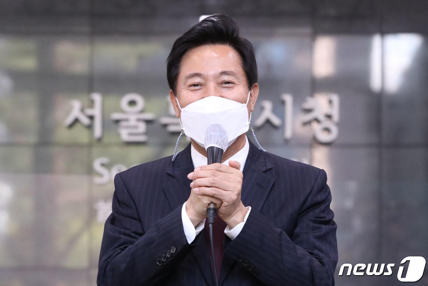 본문 이미지 - 제38대 서울특별시장에 당선된 오세훈 시장이 8일 오전 서울 중구 서울시청으로 첫 출근 후 소감을 밝히고 있다. 2021.4.8/뉴스1 ⓒ News1 오대일 기자