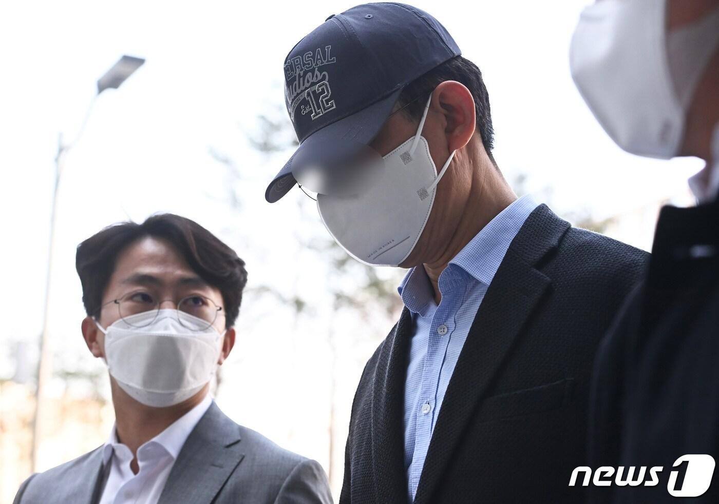 본문 이미지 - 용인 반도체 클러스터 투기 의혹을 받고 있는 전직 경기도청 간부공무원 A씨의 영장실질심사가 열린 8일 오전 경기도 수원시 영통구 수원지방법원으로 전직 공무원 A씨가 취재진의 질문을 받으며 들어서고 있다. 2021.4.8/뉴스1 ⓒ News1 김영운 기자
