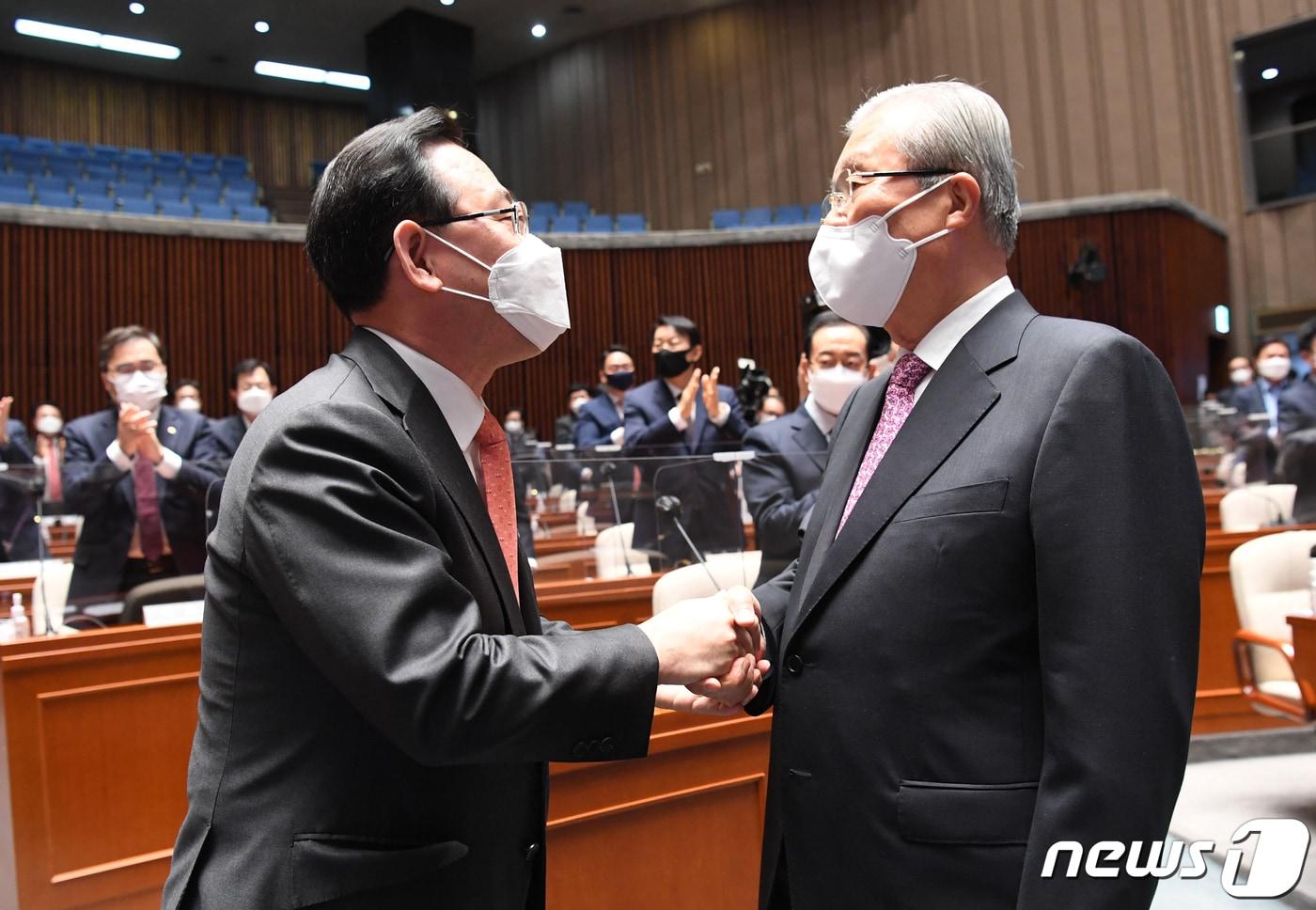 본문 이미지 - 김종인 국민의힘 비대위원장이 8일 서울 여의도 국회에서 열린 국민의 힘 의원총회에서 고별사를 마치고 주호영 원내대표와 악수를 나누고 있다. 2021.4.8/뉴스1 ⓒ News1 성동훈 기자
