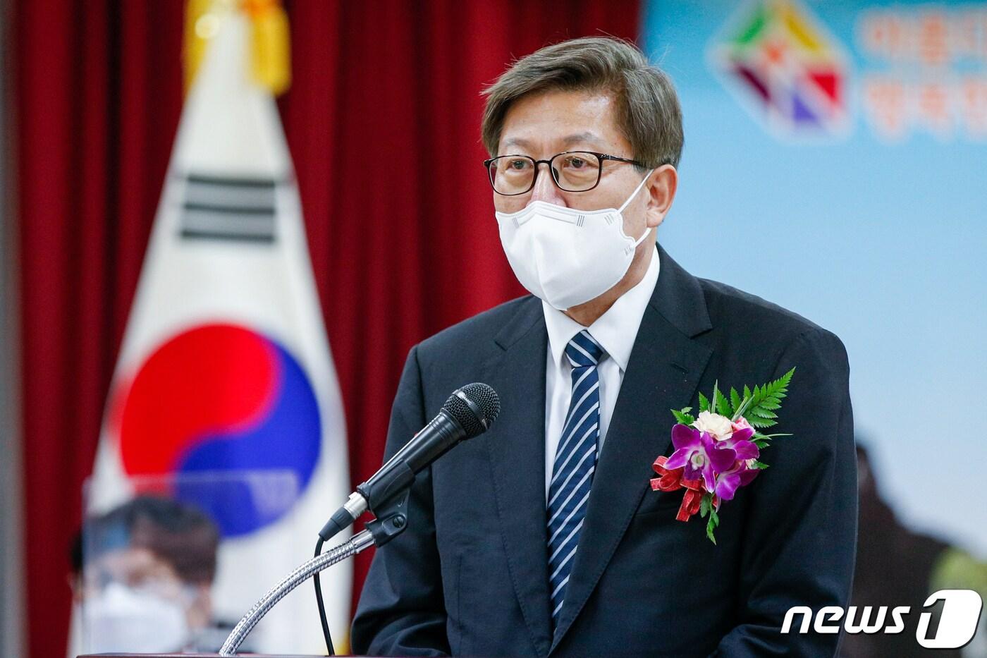 본문 이미지 - 박형준 부산시장 당선인이 8일 오전 부산 연제구 선거관리위원회에서 당선증을 교부받은 뒤 인사말을 하고 있다. 2021.4.8/뉴스1 ⓒ News1 안은나 기자