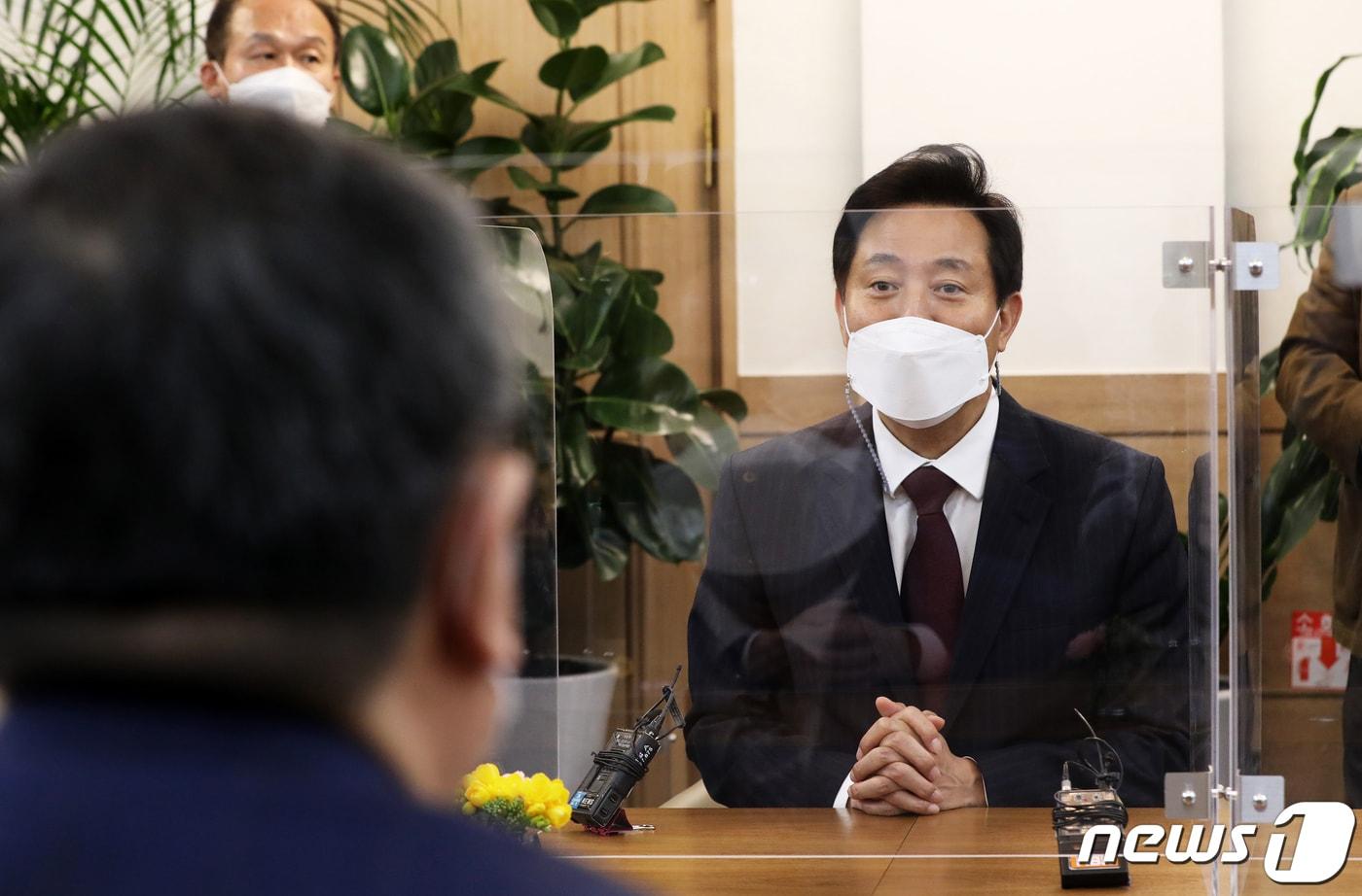 본문 이미지 - 38대 서울특별시장에 당선된 오세훈 시장이 8일 오전 취임 첫 외부 일정으로 서울 중구 서울시의회를 찾아 김인호 시의회 의장과 환담을 나누고 있다. 2021.4.8/뉴스1 ⓒ News1 오대일 기자