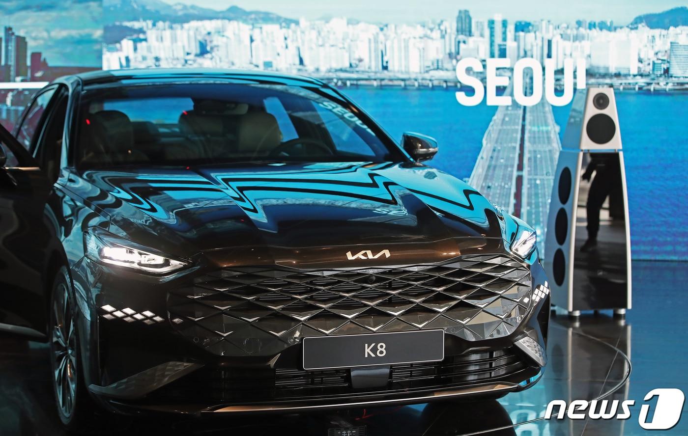 기아가 8일 준대형 세단 K8 온라인 발표회를 열고 본격적인 판매를 시작했다. K8은 기아의 새로운 지향점을 보여주는 첫 번째 모델로 혁신적이고 고급스러운 디자인과 함께 편안하고 안정적인 주행성능, 첨단 운전자 보조 시스템을 갖췄다. 사진은 8일 오후 서울 강남구 기아360에 전시된 K8 차량. 2021.4.8/뉴스1 ⓒ News1 오대일 기자