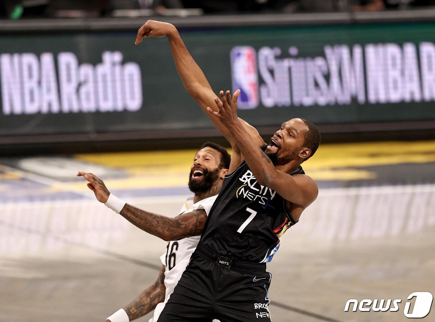 본문 이미지 - 미국프로농구(NBA) 브루클린 네츠의 케빈 듀랜트가 8일(한국시간) 미국 뉴욕의 브루클린 바클레이스 센터에서 열린 뉴욜리언스 펠리컨스와의 경기에서 슛을 시도하고 있다. ⓒ AFP=뉴스1