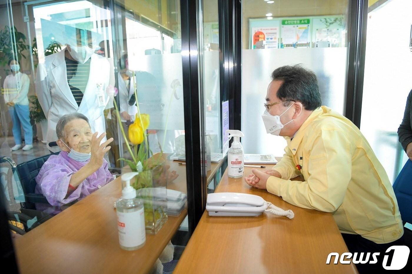 본문 이미지 - 이순금 여사와 면담하는 허석 순천시장.(순천시 제공)/뉴스1 ⓒ News1