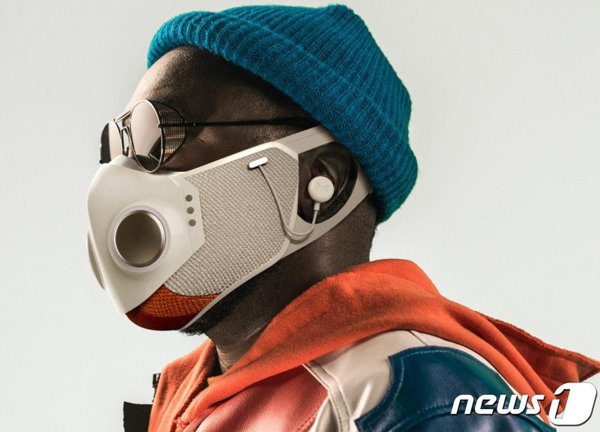 본문 이미지 - 윌아이엠이 제작한 299달러 상당의 최첨단 마스크(트위터 갈무리).ⓒ 뉴스1