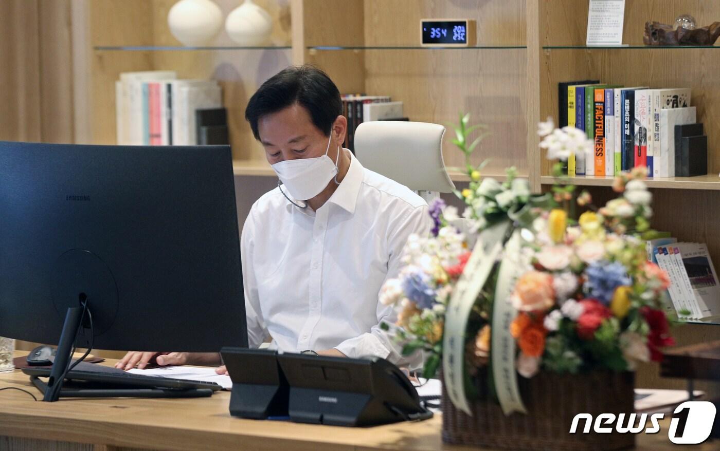 38대 서울특별시장에 당선된 오세훈 시장이 8일 오후 서울시청 집무실에서 주요현안 자료를 살펴보고 있다. 2021.4.8/뉴스1 ⓒ News1 황기선 기자