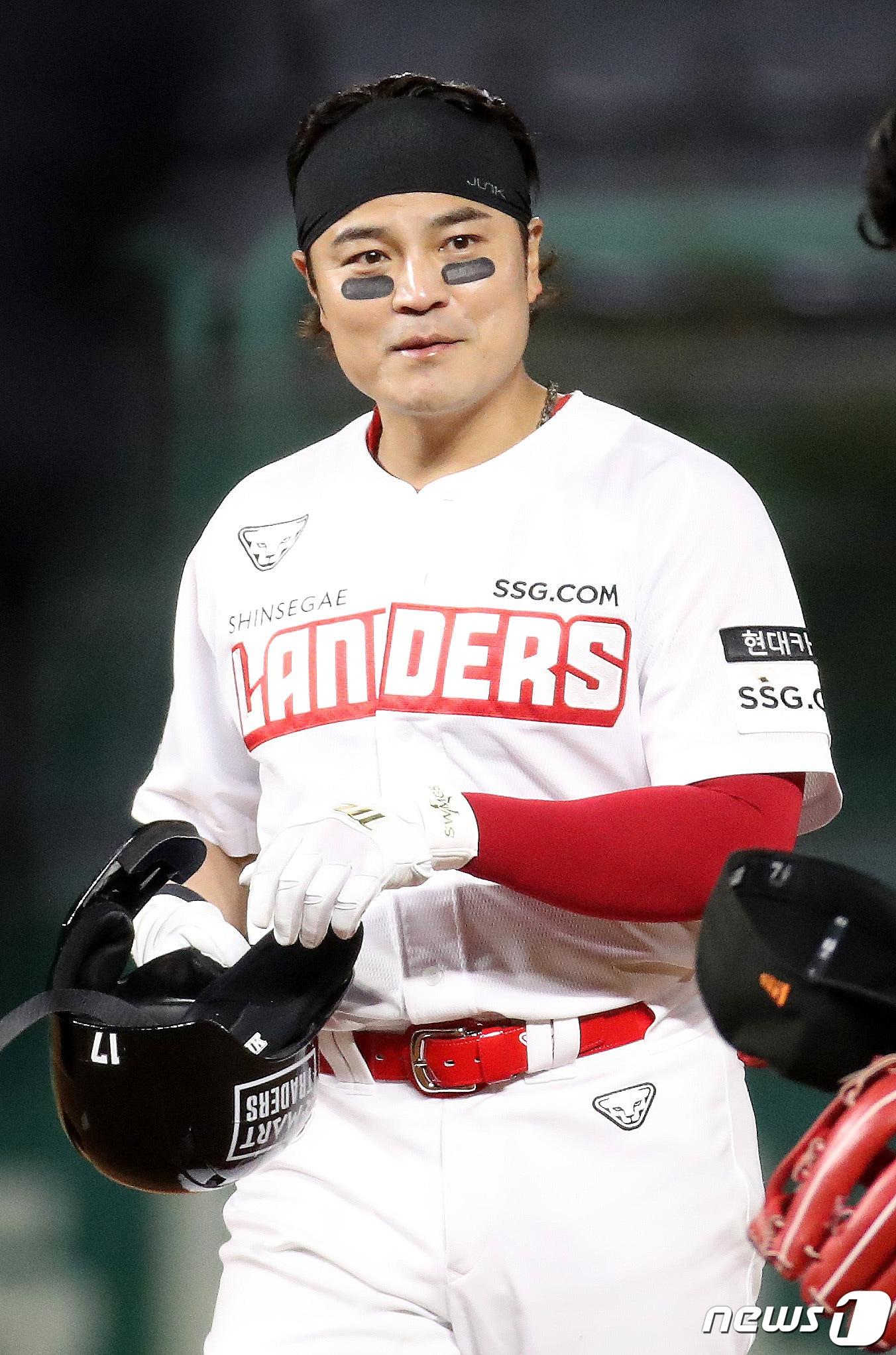 본문 이미지 - 8일 인천 SSG 랜더스필드에서 열린 ‘2021 신한은행 SOL KBO리그’ SSG랜더스와 한화이글스의 경기에서 SSG 랜더스 추신수가 5회초 수비에 들어서고 있다. 2021.4.8/뉴스1 ⓒ News1 임세영 기자