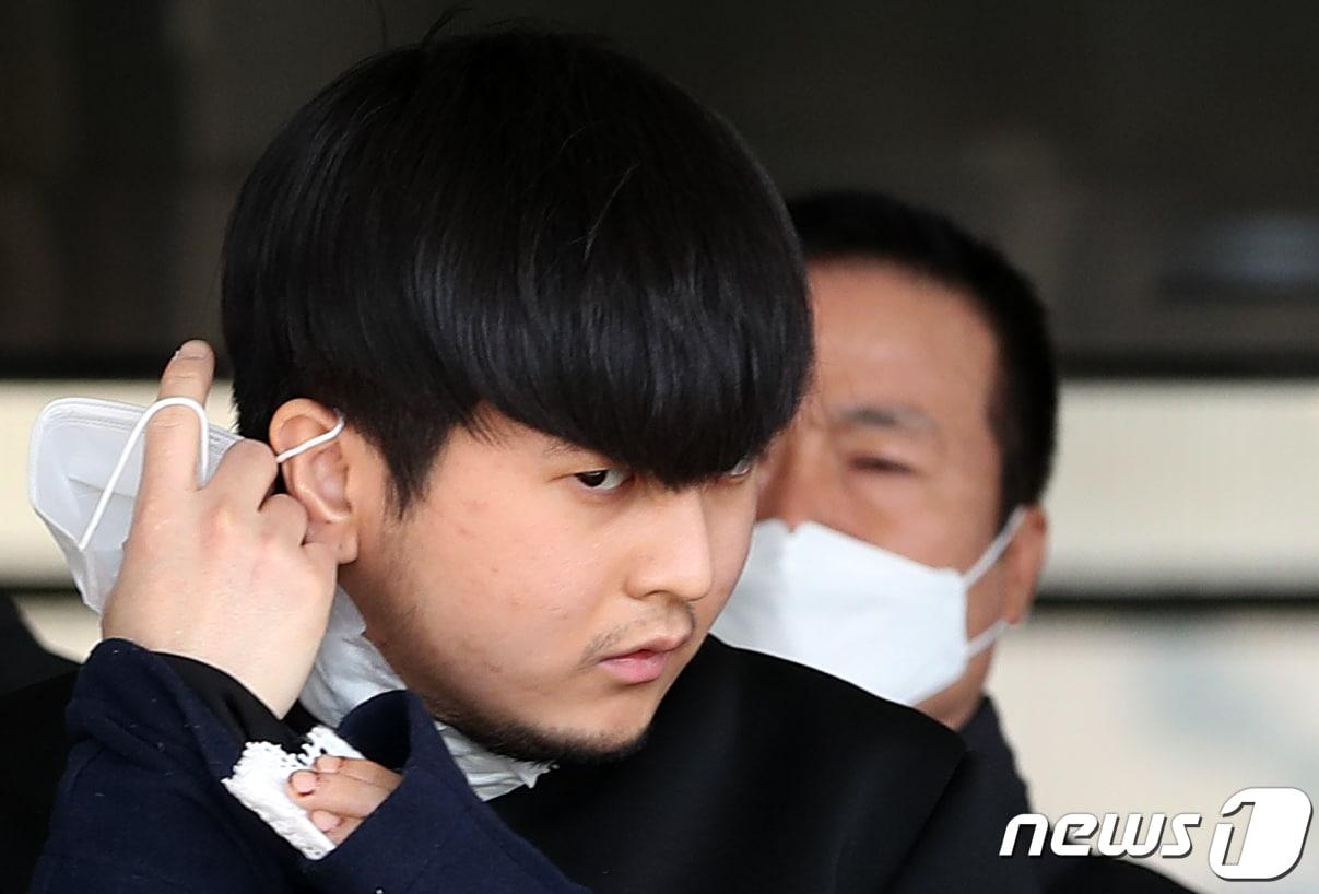 본문 이미지 - ‘노원구 세 모녀’를 잔혹하게 연쇄 살해한 피의자 김태현(25)이 9일 오전 서울 도봉경찰서 유치장에서 검찰로 송치되며 취재진의 요청에 스스로 마스크를 벗고 있다. 2021.4.9/뉴스1 ⓒ News1 오대일 기자