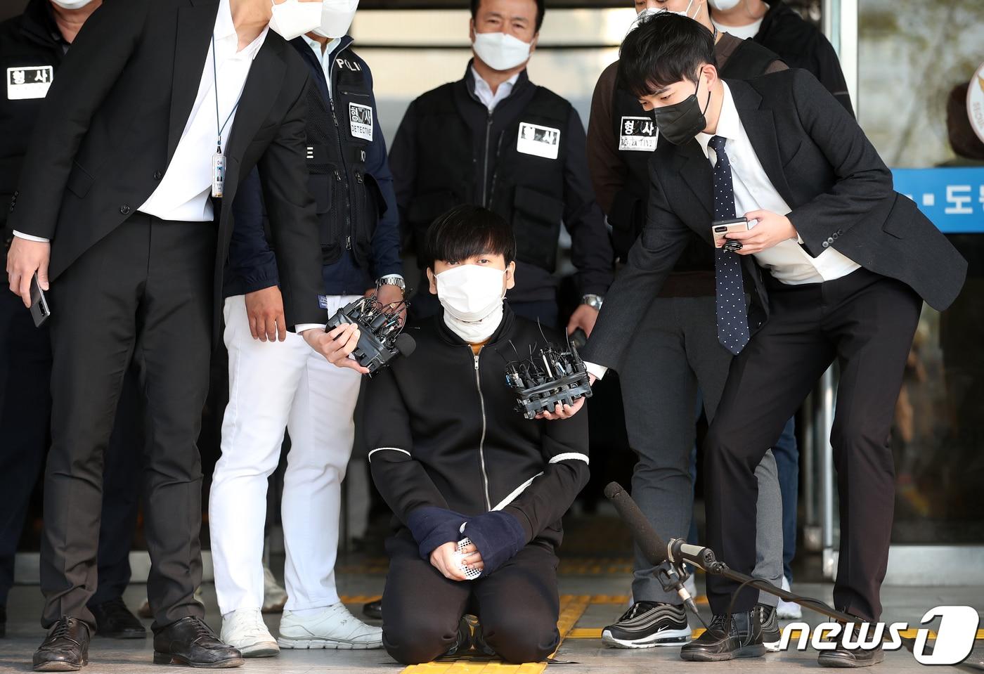 ‘노원구 세 모녀’를 잔혹하게 연쇄 살해한 피의자 김태현(25)이 9일 오전 서울 도봉경찰서 유치장에서 검찰로 송치되며 무릎을 꿇고 있다. 2021.4.9/뉴스1 ⓒ News1 오대일 기자