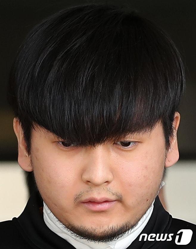 본문 이미지 - ‘노원구 세 모녀’를 잔혹하게 연쇄 살해한 피의자 김태현(25)이 9일 오전 서울 도봉경찰서 유치장에서 검찰로 송치되고 있다. 2021.4.9/뉴스1 ⓒ News1 오대일 기자