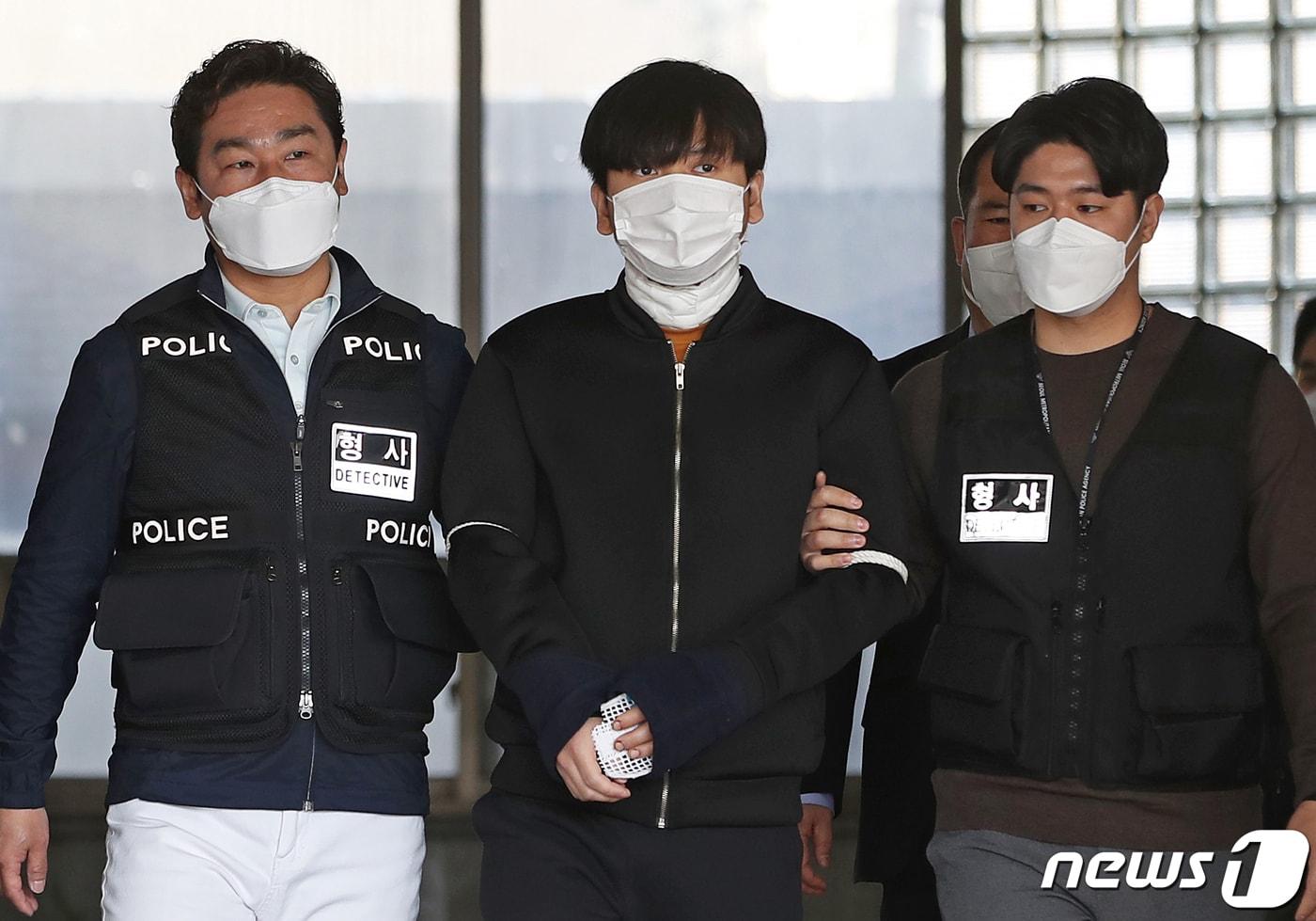 본문 이미지 - ‘노원구 세 모녀’를 잔혹하게 연쇄 살해한 피의자 김태현(25)이 9일 오전 서울 도봉경찰서 유치장에서 나와 검찰로 송치되고 있다. 2021.4.9/뉴스1 ⓒ News1 오대일 기자