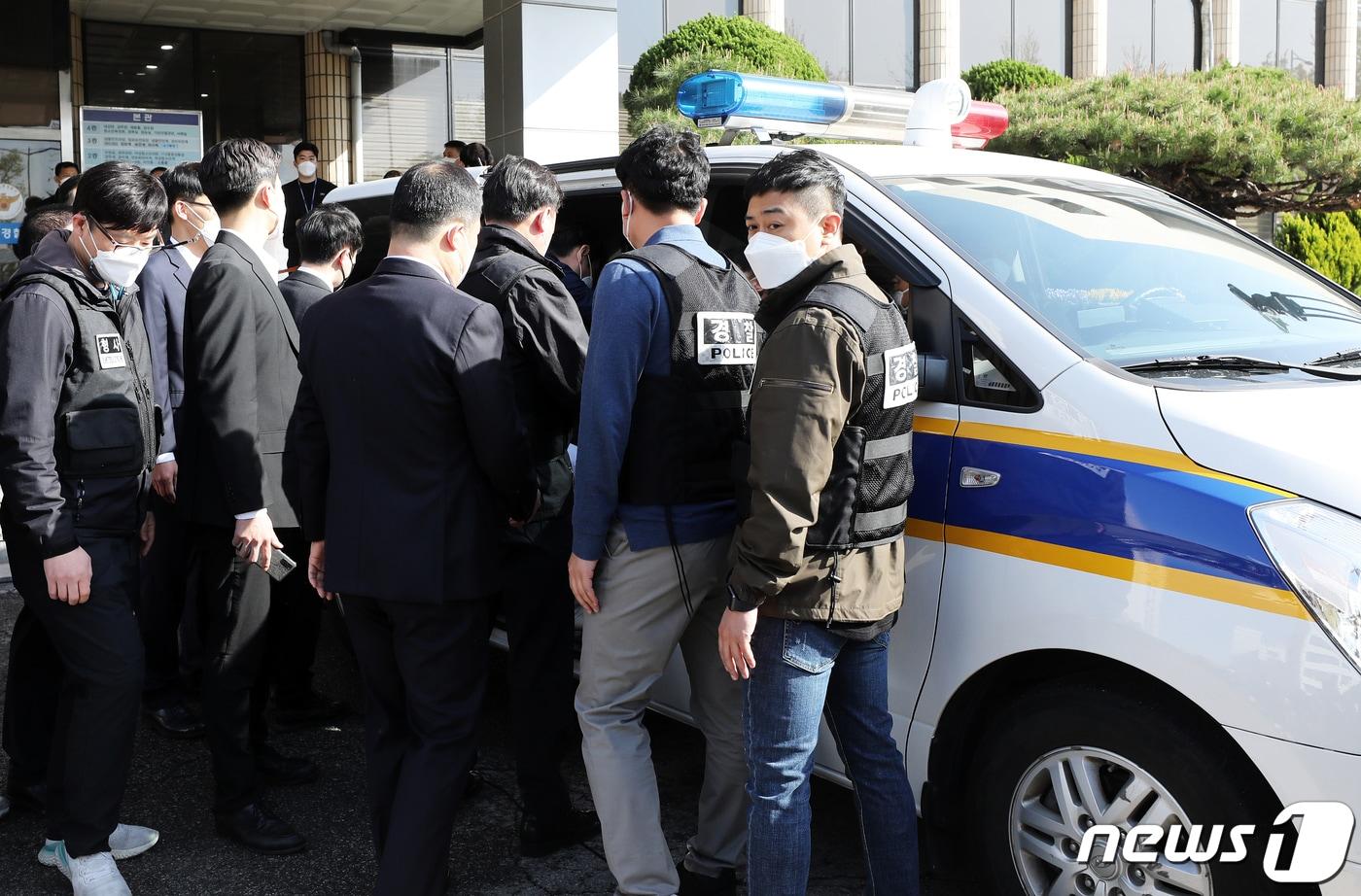 본문 이미지 - ‘노원구 세 모녀’를 잔혹하게 연쇄 살해한 피의자 김태현(25)이 9일 오전 서울 도봉경찰서 유치장에서 나와 검찰로 송치되고 있다.. 2021.4.9/뉴스1 ⓒ News1 오대일 기자