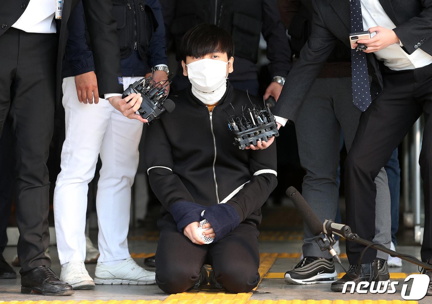 본문 이미지 - ‘노원구 세 모녀’를 잔혹하게 연쇄 살해한 피의자 김태현(25)이 9일 오전 서울 도봉경찰서 유치장에서 검찰로 송치되며 무릎을 꿇고 있다. 2021.4.9/뉴스1 ⓒ News1 오대일 기자