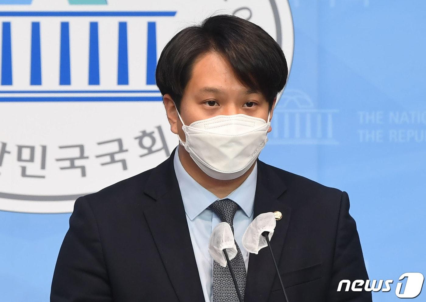 본문 이미지 - 전용기 더불어민주당 의원이 9일 오전 서울 여의도 국회 소통관에서 '더불어민주당 2030의원 입장문' 발표를 하고 있다. 2021.4.9/뉴스1 ⓒ News1 박세연 기자