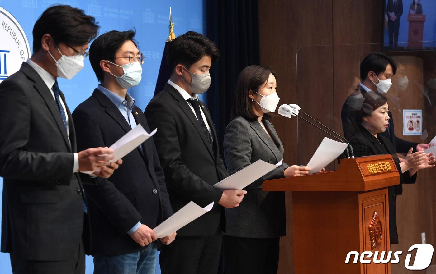 이소영 의원을 비롯한 더불어민주당 2030의원들이 9일 오전 서울 여의도 국회 소통관에서 '더불어민주당 2030의원 입장문' 발표를 기자회견을 하고 있다. 2021.4.9/뉴스1 ⓒ News1 박세연 기자