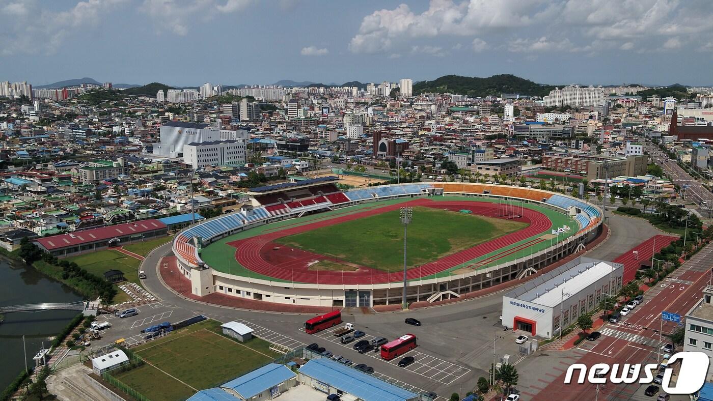 본문 이미지 - 1987년 지어진 목포유달경기장.목포시는 노후되고 협소한 경기장을 매각하고 새 경기장을 짓기로 했다. ⓒ News1