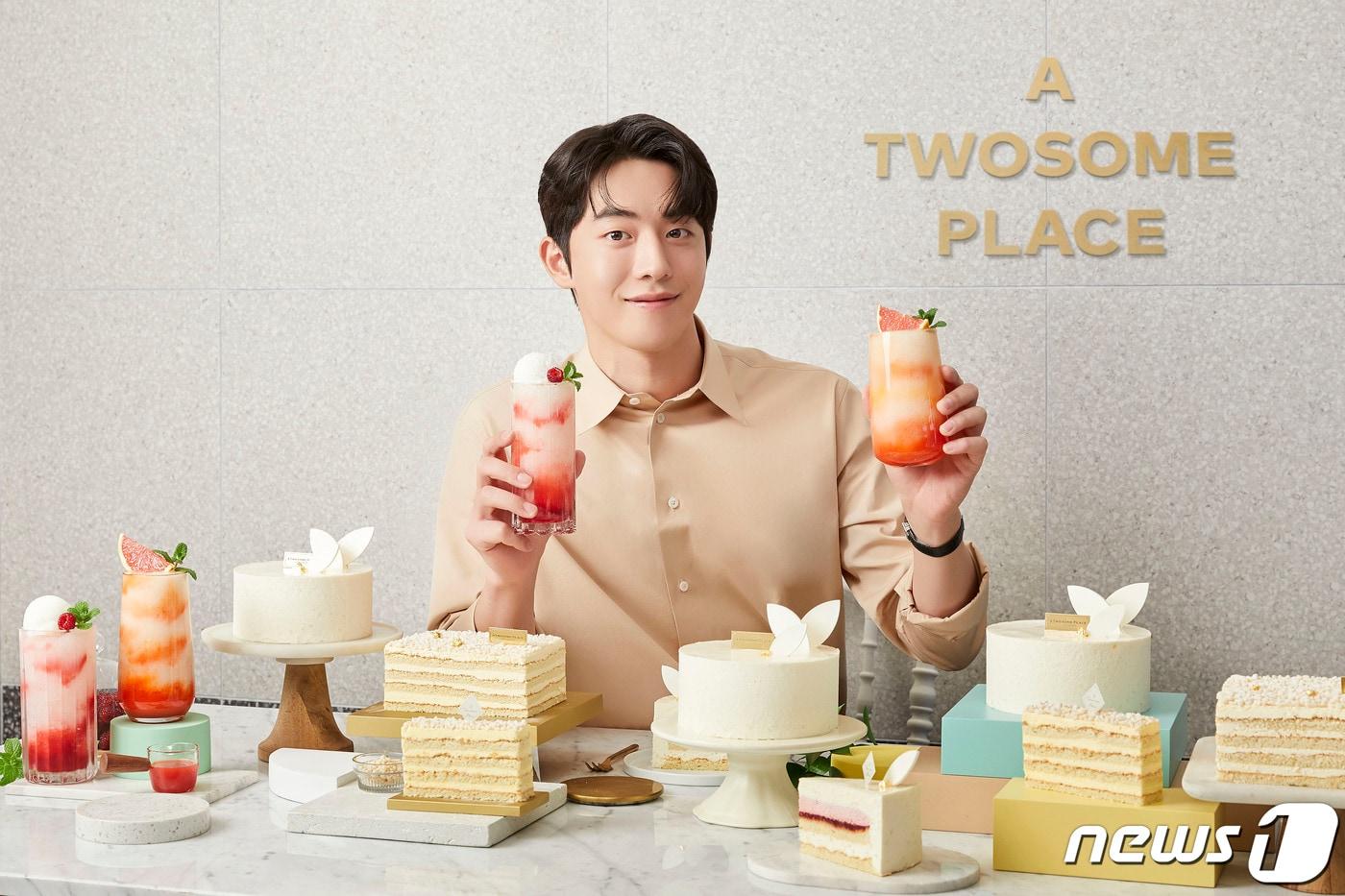 투썸플레이스 모델인 배우 남주혁씨가 지난 4월 투썸 선릉로점에서 'Heal the day(힐링 가득한 봄을 만나는 시간)' 콘셉트의 봄 시즌 음료 ‘베리 리치 프라페(좌)’와 ‘자몽 시트러스 프라페(우)’를 소개하고 있다. (투썸플레이스 제공) 2021.4.9/뉴스1 ⓒ News1 김수정 기자
