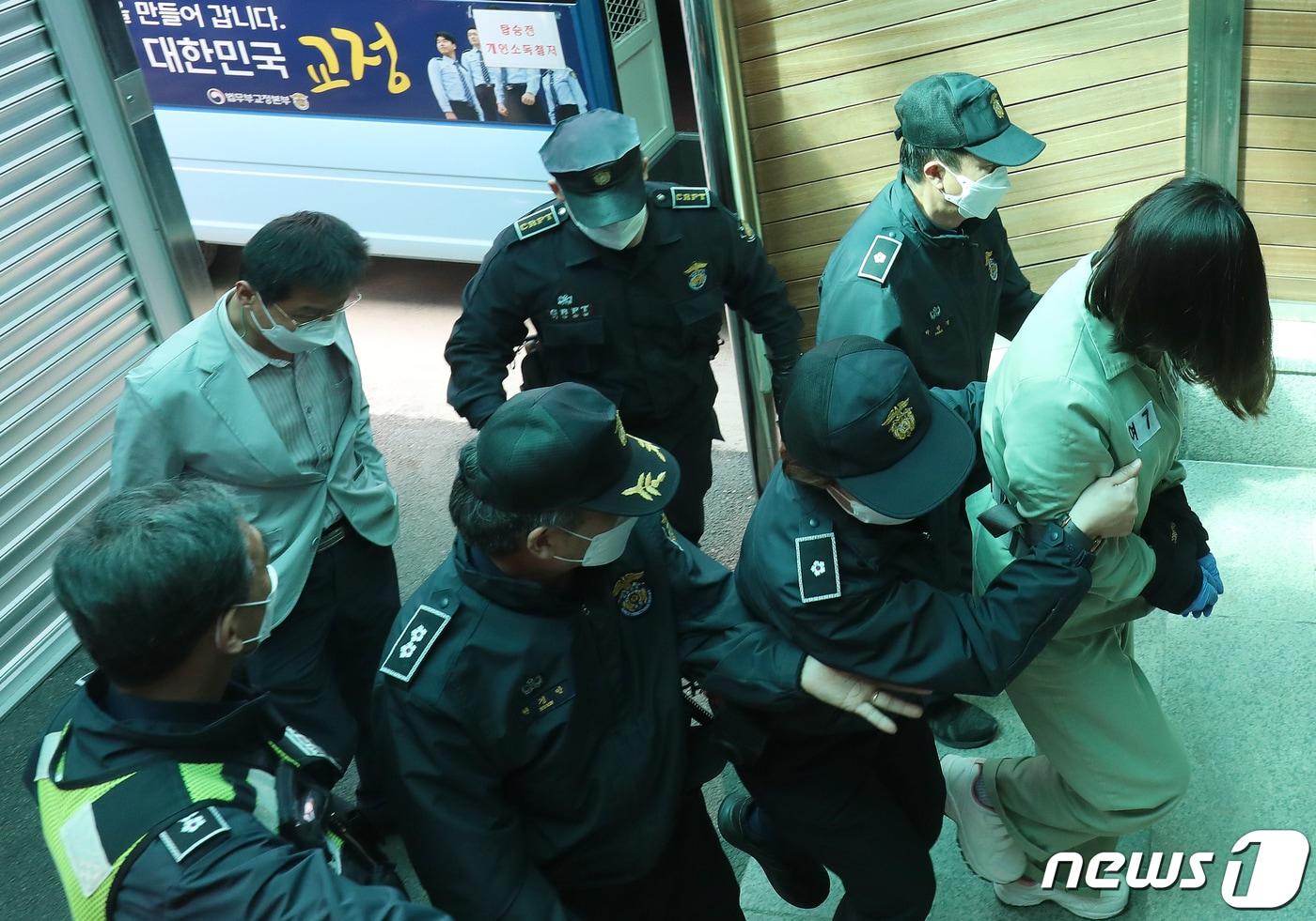 9일 오후 대구지방법원 김천지원에서 열리는 경북 구미 3세 여아 사망사건에 대한 첫 공판을 앞두고 유전자 검사 결과 엄마가 아닌 '언니'로 밝혀진 김모씨(22)가 호송차에서 내려 법정으로 향하고 있다. 2021.4.9 /뉴스1 ⓒ News1 공정식 기자