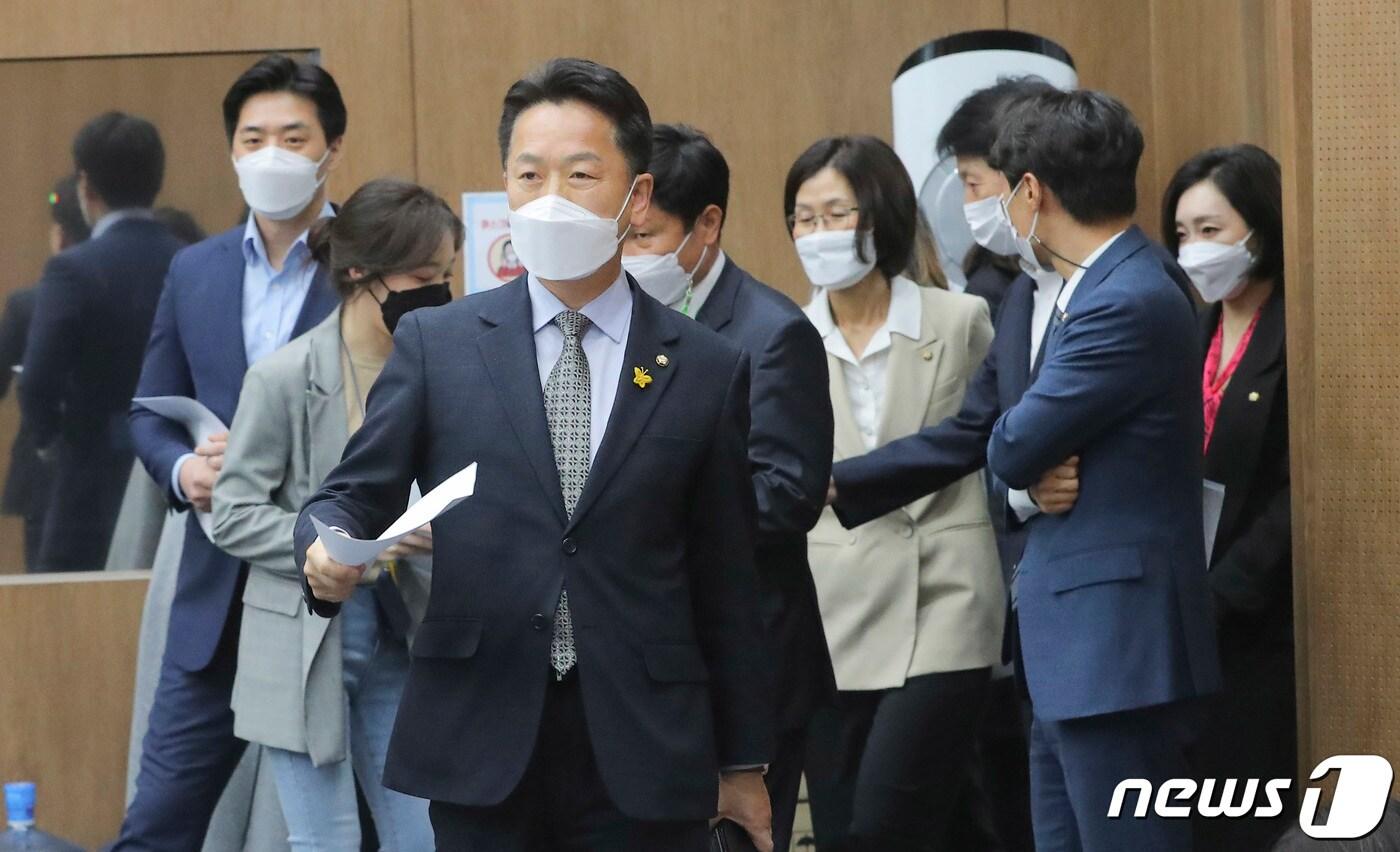 고영인 의원을 비롯한 더불어민주당 초선의원들이 9일 오후 국회 소통관에서 4.7재보선 참패와 관련해 입장을 밝히는 기자회견을 갖기위해 기자회견장에 들어서고 있다. 2021.4.9/뉴스1 ⓒ News1 박세연 기자