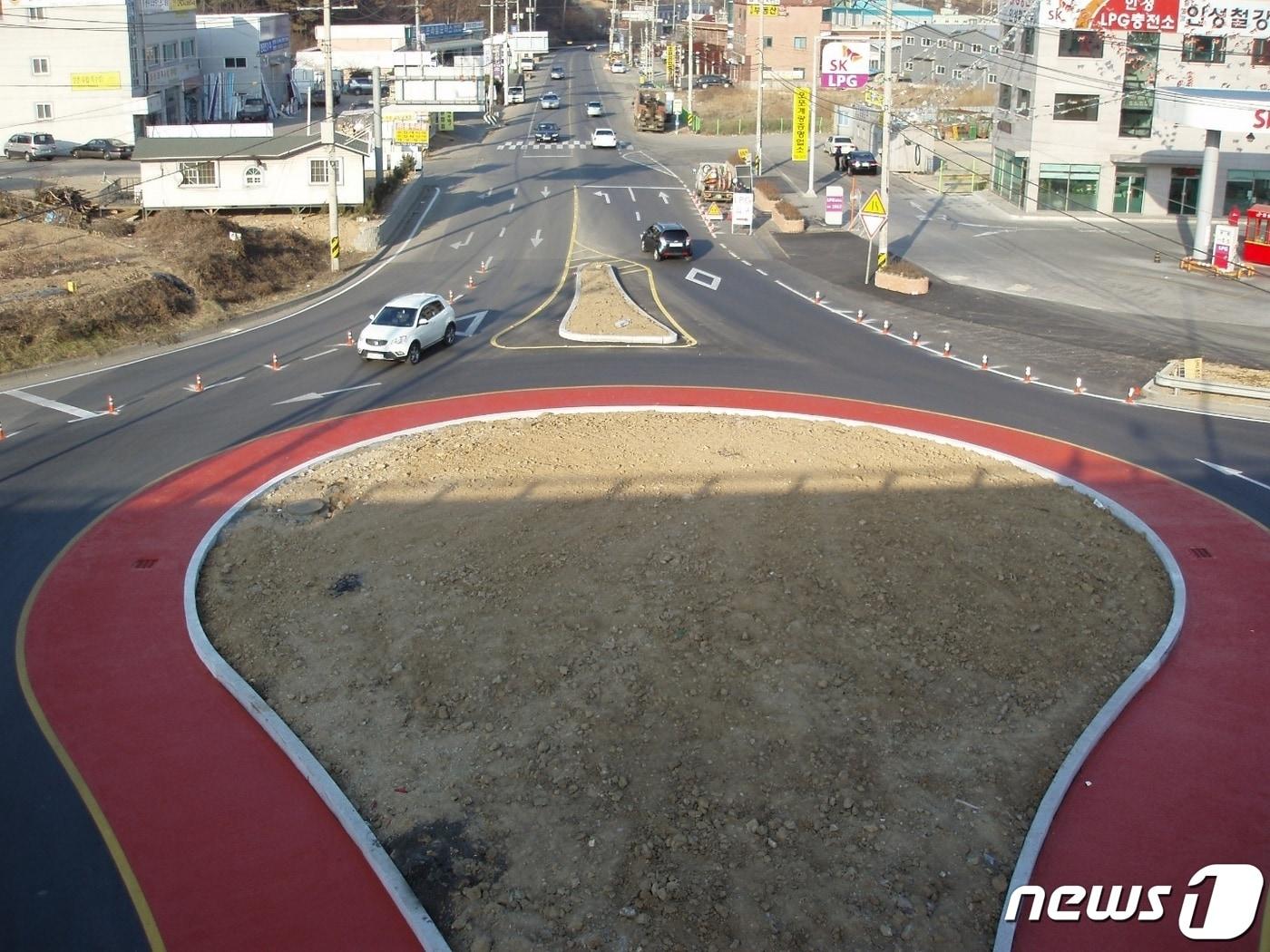본문 이미지 - 손해보험협회가 노면 표시가 개선된 2차로형 회전교차로의 설치 확대에 맞춰 회전교차로 사고유형별 과실 비율 비정형 기준을 마련해 25일 공개했다. 사진은 2011년 설치된 능평교차로 모습.(광주시 제공) ⓒ News1 김평석 기자