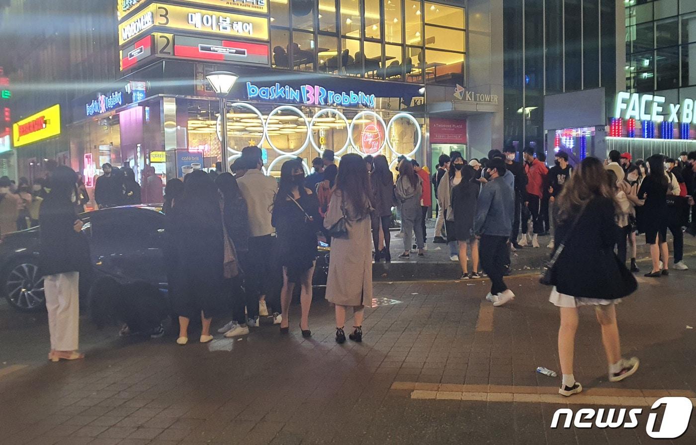 본문 이미지 - 9일 오후 10시30분쯤 서울 강남구 한 먹자골목 근처 모습. ⓒ 뉴스1 강수련 기자