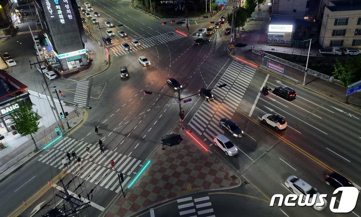 본문 이미지 - 강원 춘천 석사동 거두사거리에 설치된 바닥형 보행신호등.(춘천시 제공) 2021.5.9./뉴스1