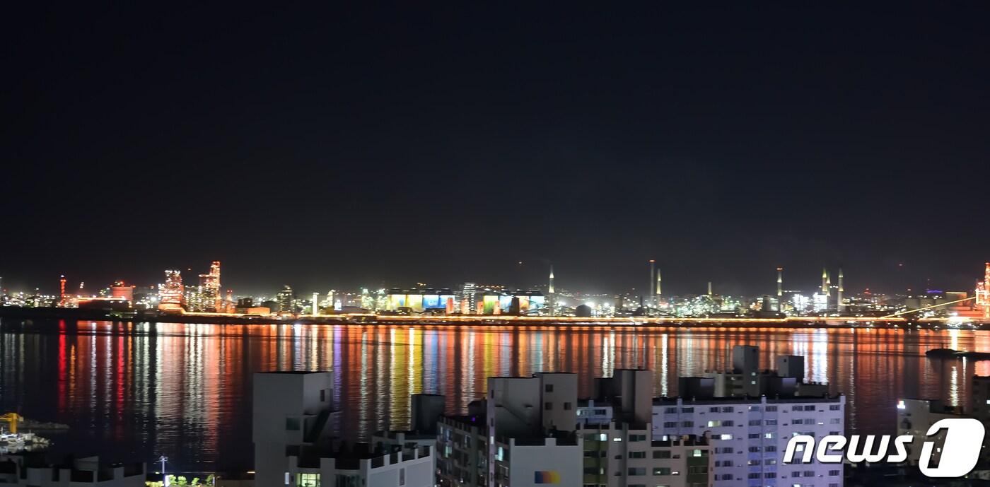 지난 9일 오후 포스코 포항제철소 경관 조명이 남구 송도해수욕장과 북구 영일대해수욕장 밤바다를 수놓고 있다. 2021.5.10 /ⓒ 뉴스1 최창호 기자