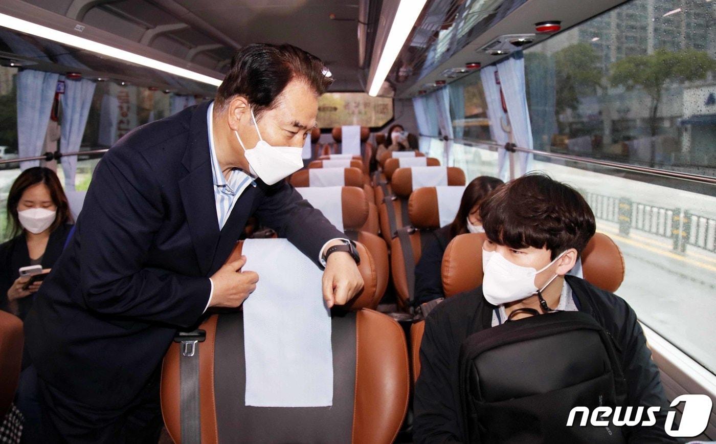 본문 이미지 - 백군기 시장이 마북동 교동마을에서 출발해 서울역으로 향하는 P9211번을 이용하는 시민과 대화를 나누고 있다.(용인시 제공) ⓒ News1 