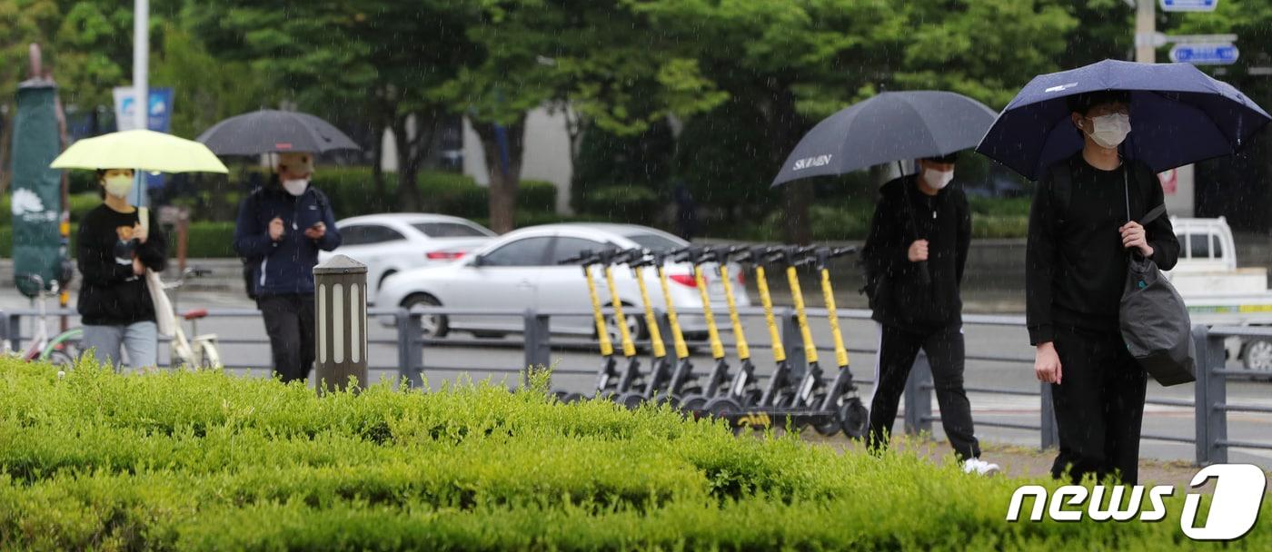 지난 10일 전북 지역 한 대학 앞에서 학생들이 발걸음을 옮기고 있다.(사진은 기사 내용과 무관함)/뉴스1 ⓒ News1