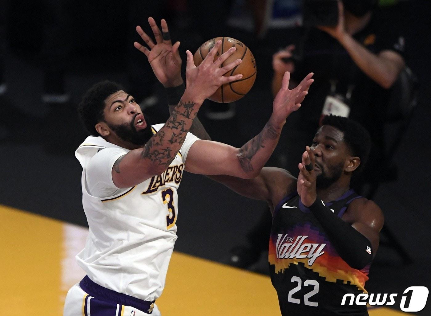 본문 이미지 - 23일 열린 NBA 서부 콘퍼런스 결승 2차전에서 팀을 승리로 이끈 피닉스 선즈 디안드레 에이튼(오른쪽). 사진은 올해 NBA 플레이오프 1라운드 LA 레이커스전 당시 수비 중인 에이튼. ⓒ AFP=뉴스1