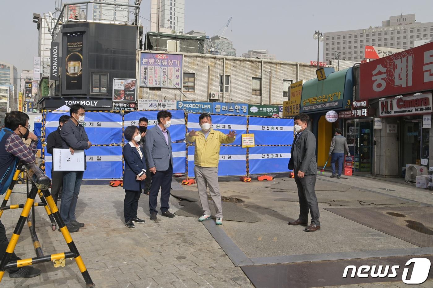 쓰레기 적환장이 있었던 서울 중구 남대문시장 입구의 모습.(중구 제공)ⓒ 뉴스1