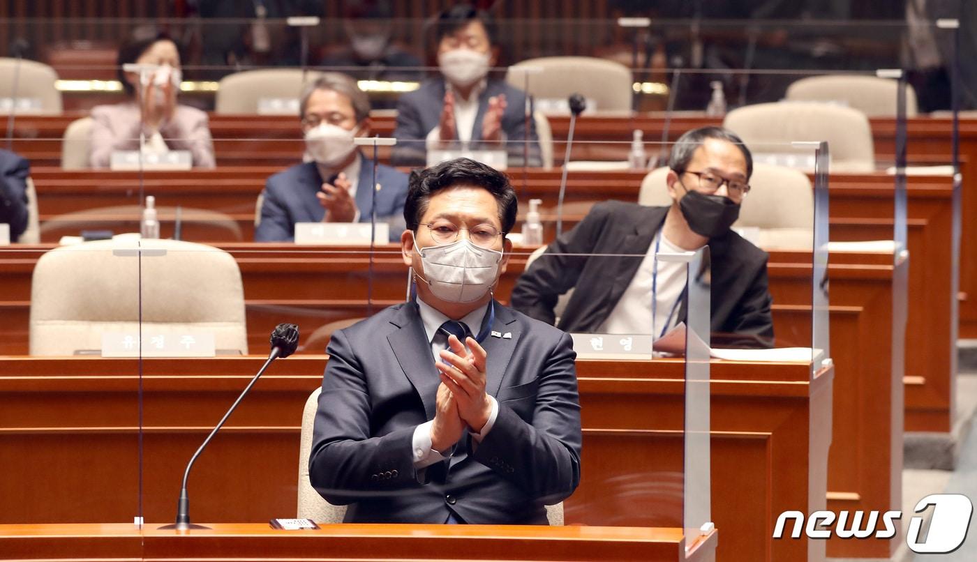 본문 이미지 - 송영길 더불어민주당 대표가 11일 오전 서울 여의도 국회 예결위회의장에서 열린 재선의원들과의 간담회에 참석해 박수를 치고 있다. 2021.5.11/뉴스1 ⓒ News1 이동해 기자