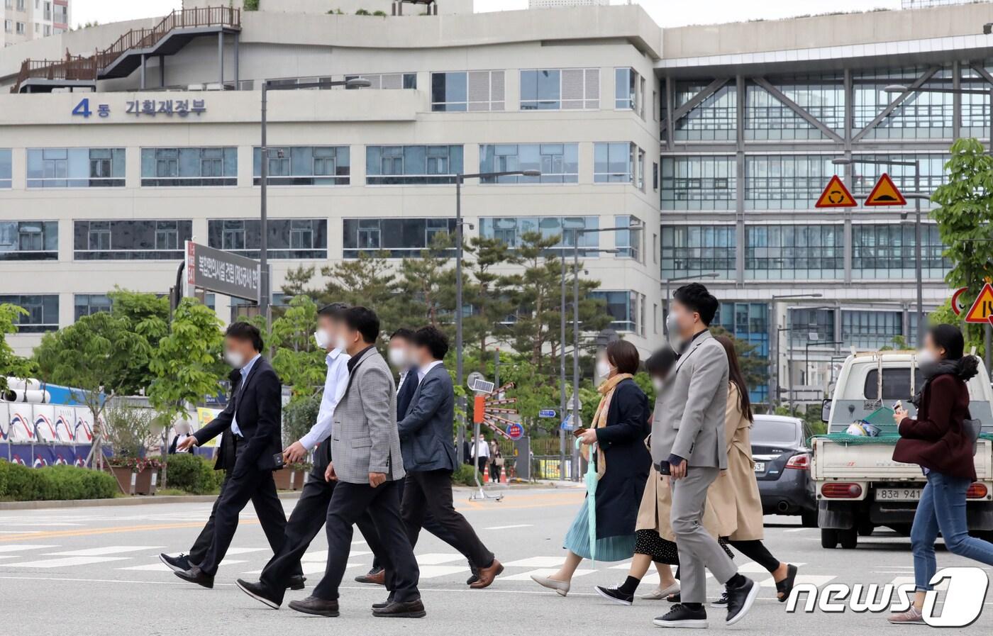 본문 이미지 - 정부세종청사 공무원들이 점심시간에 맞춰 식당가로 이동하고 있는 모습. /뉴스1DB