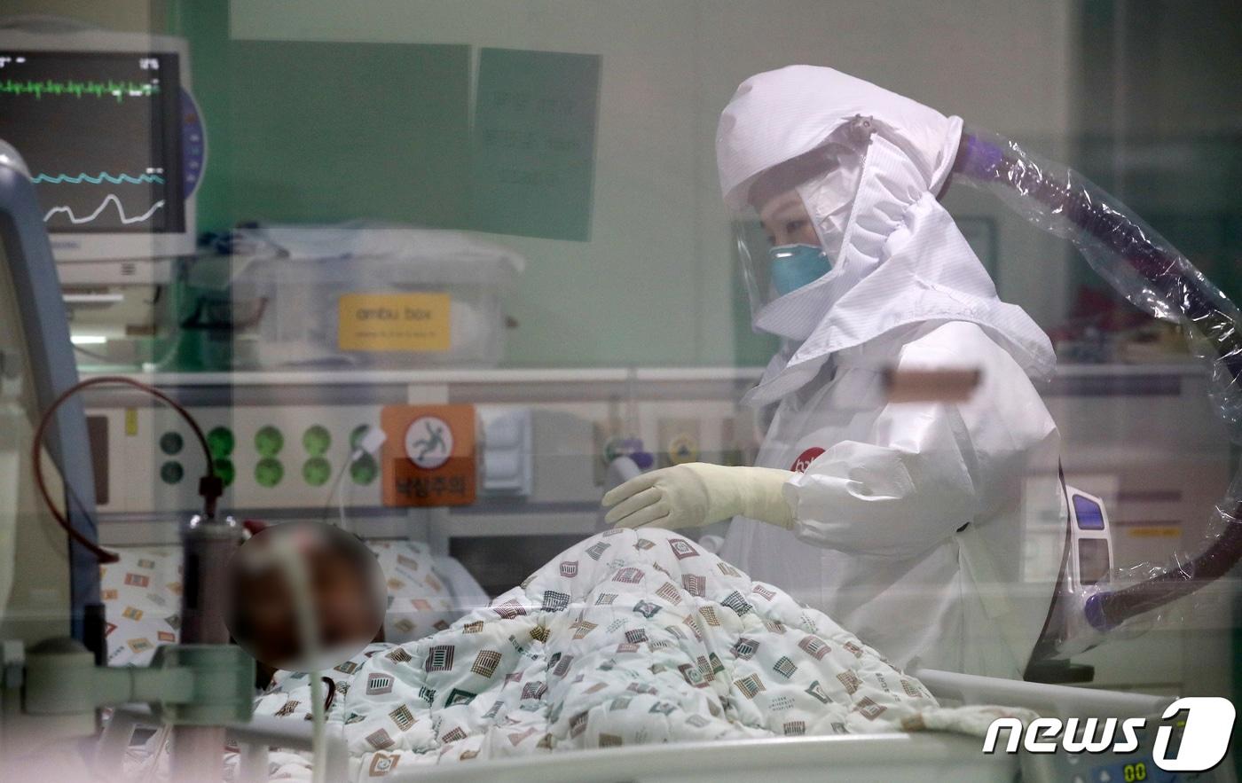 국제 간호사의 날을 하루 앞둔 11일 울산대병원 특수(음압) 중환자실에서 방호복을 착용한 간호사가 신종 코로나바이러스 감염증(코로나19) 환자를 돌보고 있다. 2021.5.11/뉴스1 ⓒ News1 윤일지 기자