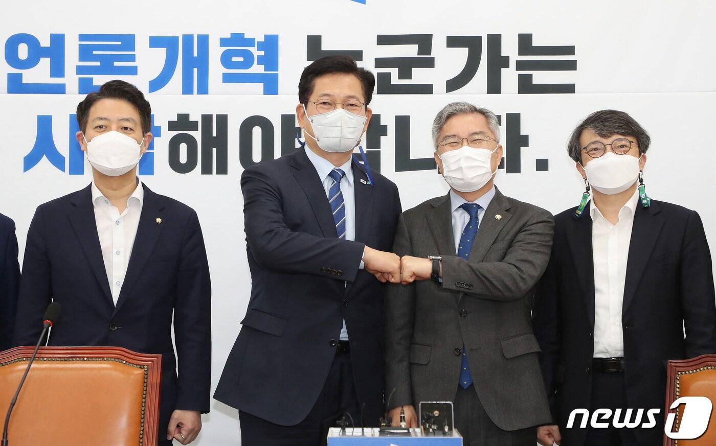 본문 이미지 - 송영길 더불어민주당 대표가 11일 오후 국회 열린민주당 대표실을 방문해 최강욱 대표와 주먹 인사를 하고 있다. 2021.5.11/뉴스1 ⓒ News1 이동해 기자