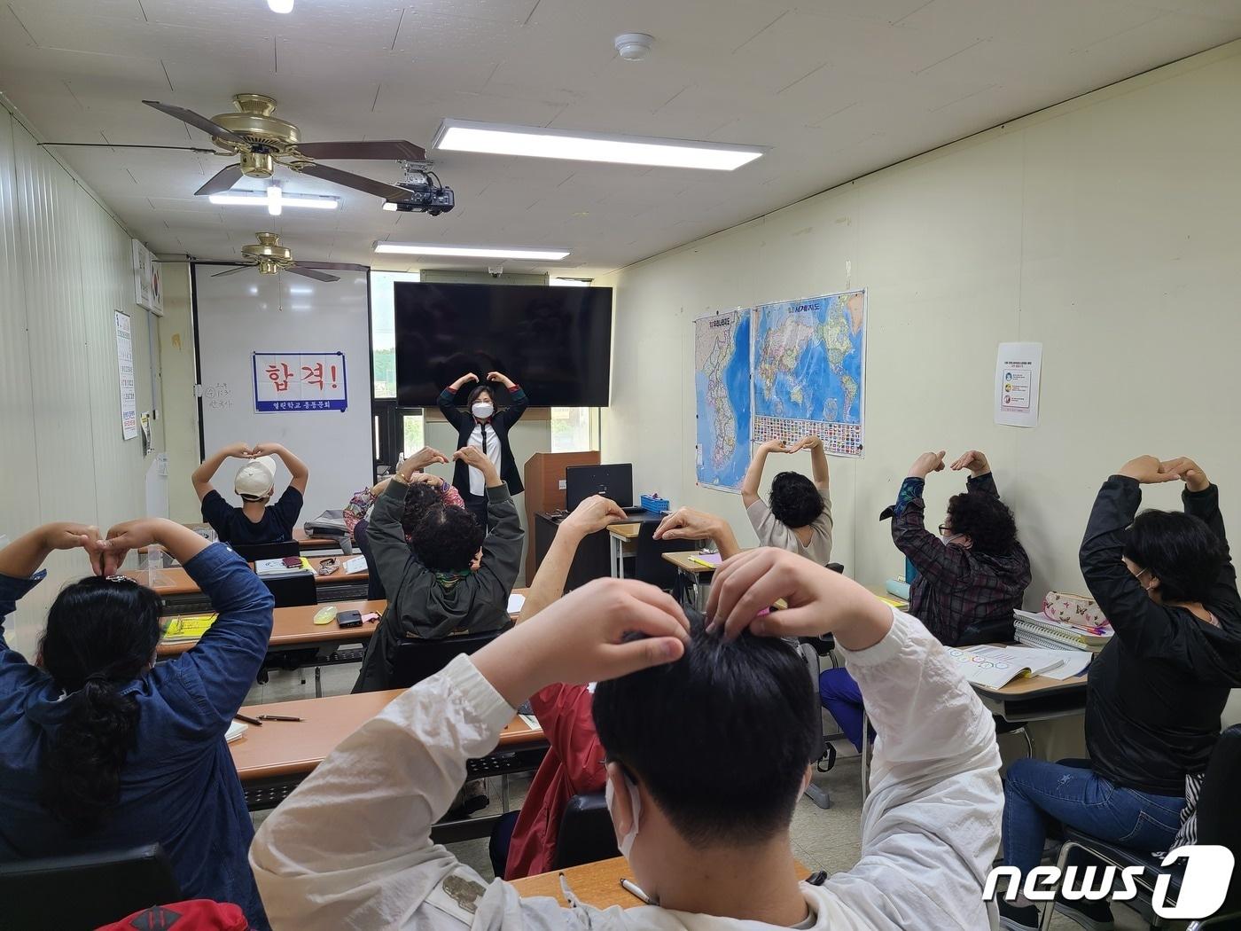 본문 이미지 - 11일 충북 충주열린학교가 2021년 1회 검정고시에서 합격생 29명을 배출했다고 밝혔다. 사진은 수업 모습.(충주열린학교 제공)2021.5.11/ⓒ 뉴스1