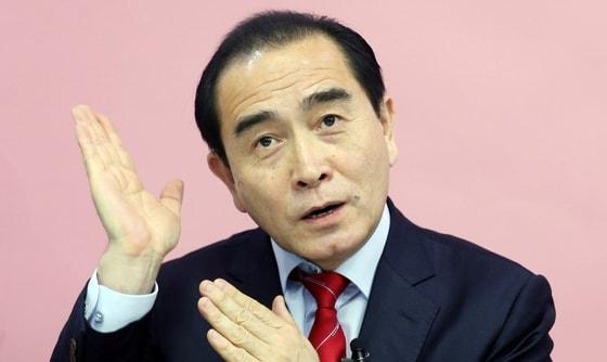 본문 이미지 - 태영호 국민의힘 의원이 지난 6일 서울 여의도 국회 의원회관에서 뉴스1과 인터뷰에서 손짓을 하며 자신의 주장을 펼치고 있다.  ⓒ News1 