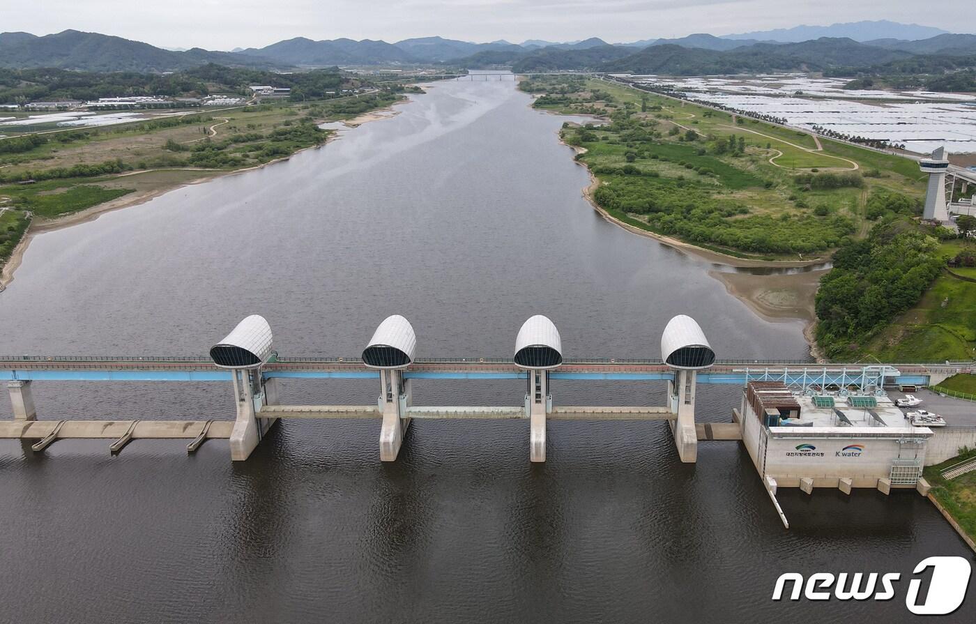본문 이미지 - 지난 2021년 5월 11일 충남 부여 백제보 수문 개방 모습.  당시 환경부는 지역 농민과 지자체, 환경단체 등이 참여한 민관협의체 논의를 거쳐 수문의 완전 개방을 결정한 바 있다. /뉴스1ⓒNews1 김기태 기자