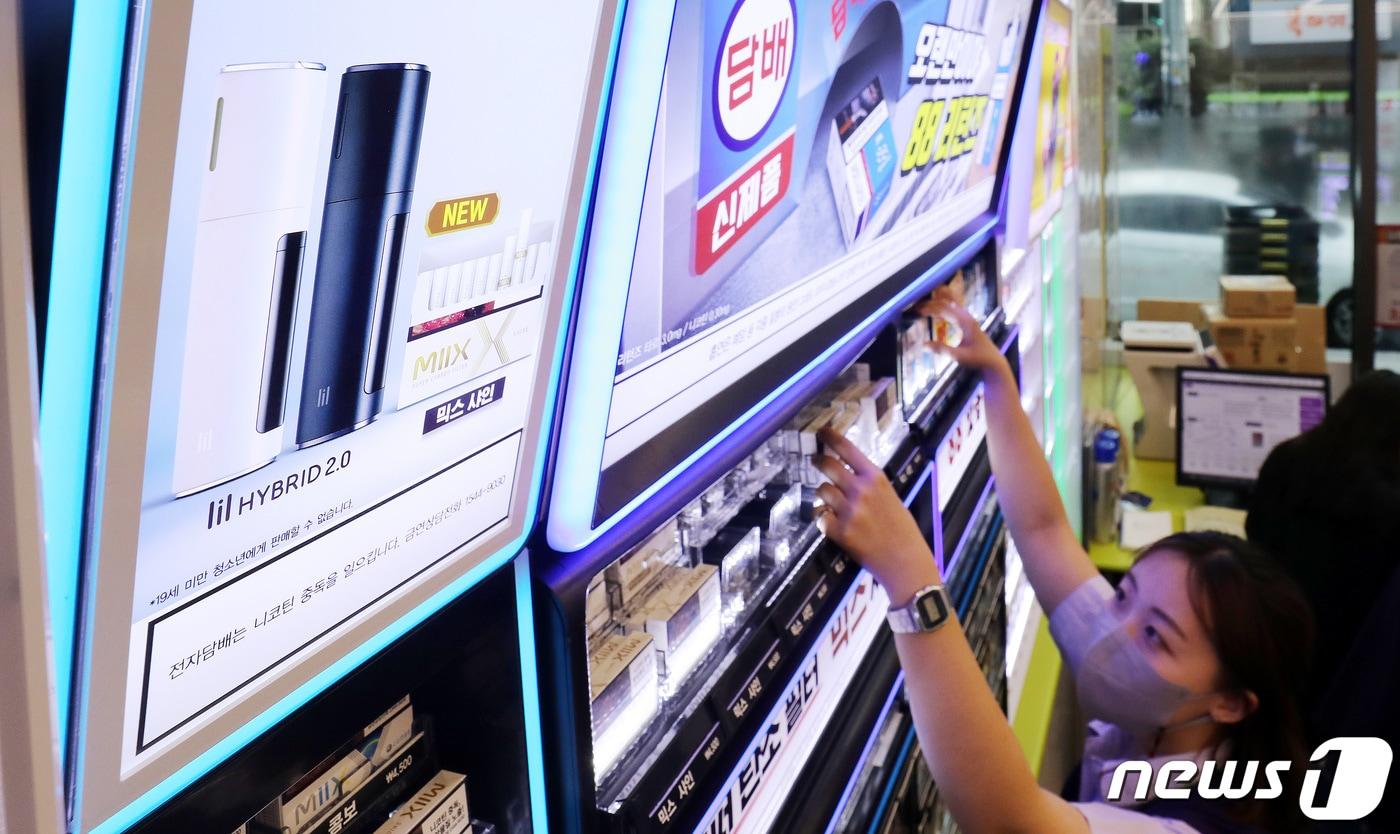 세계적인 반도체 수급 불안 여파로 전자담배 생산에도 영향을 미친 가운데 13일 서울의 한 편의점에 궐련형 전자담배 '릴 하이브리드 2.0' 광고가 걸려 있다. 편의점 업계에 따르면 반도체 수급 불안에 따른 생산일정 차질로 KT&G의 궐련형 전자담배 '릴 하이브리드 2.0'의 발주가 제한됐다고 밝혔다. 반도체 부족 현상은 하반기까지 이어질 것으로 전망되고 있다. KT&G는 전자담배 공급 부족 현상 장기화 우려를 대비해 대책 마련에 분주하다. 2021.5.12/뉴스1 ⓒ News1 박지혜 기자