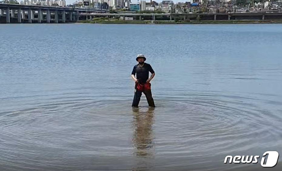 본문 이미지 - 11일 오후 서울 서초구 반포한강공원에서 민간구조사 차종욱씨가 한강에 직접 들어가 지형과 수심 등을 설명하고 있다. ⓒ 뉴스1