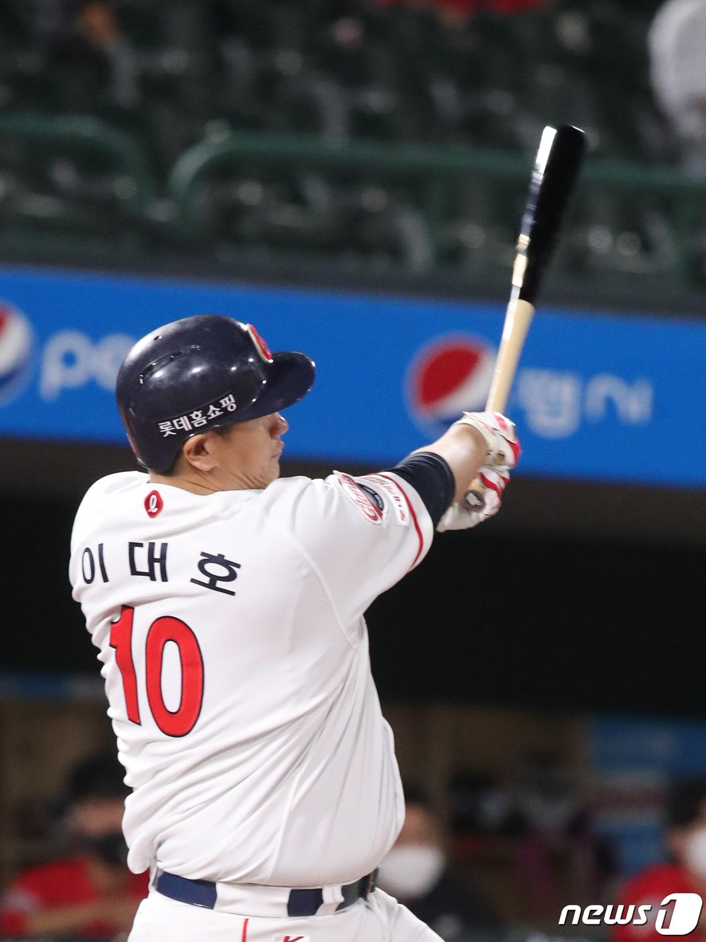 본문 이미지 - 이대호가 KBO리그 통산 2000안타 기록을 달성했다. 뉴스1 ⓒ News1 여주연 기자