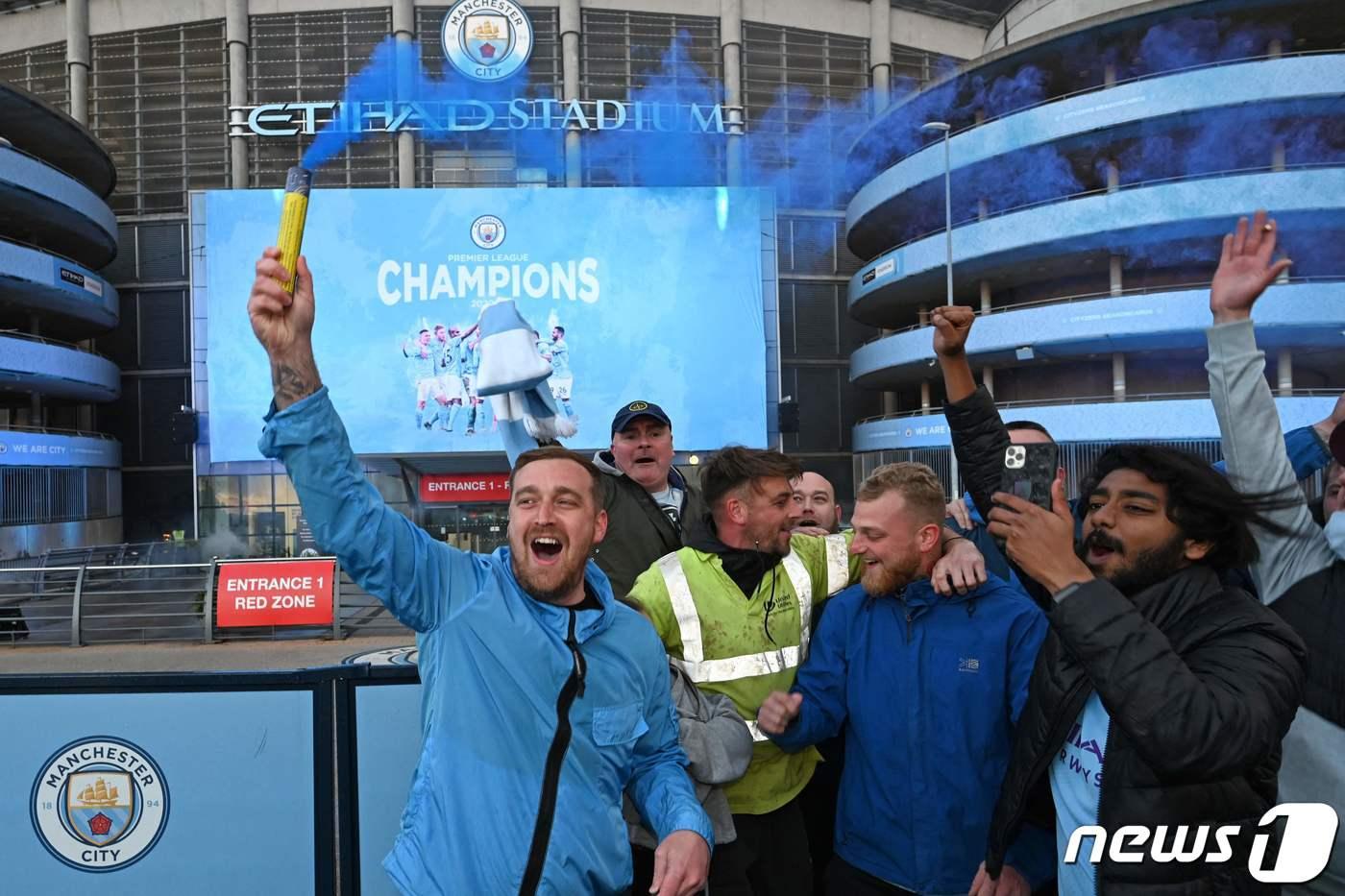 맨체스터 시티의 우승을 자축하는 팬들의 모습. ⓒ AFP=뉴스1